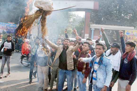 ब्राह्मण समाज ने फूंका जीतनराम मांझी का पुतला