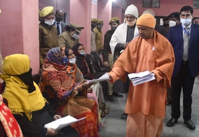 गोरखपुर में बोले सीएम योगी आद‍ित्‍यनाथ, भूम‍ि व‍िवाद के मामलों पर व‍िशेष ध्‍यान दें अध‍िकारी