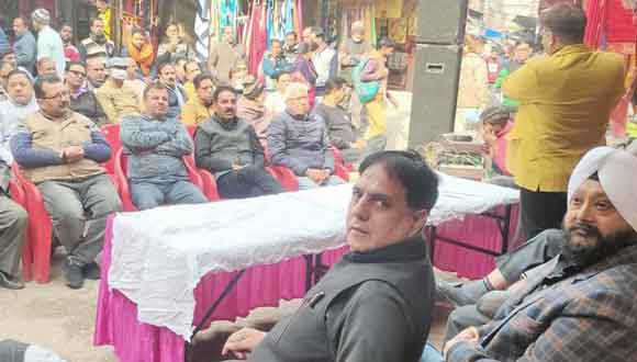 जीएसटी दरों में वृद्धि के खिलाफ व्यापारियों दिया ारना