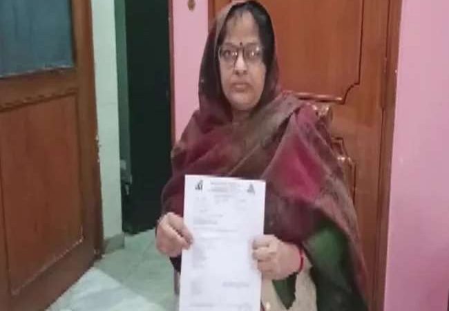 अलीगढ़ के स्वास्थ्य अधिकारियों की लापरवाही, कोरोना से मृत की मुआवजा लिस्ट में जीवित महिला