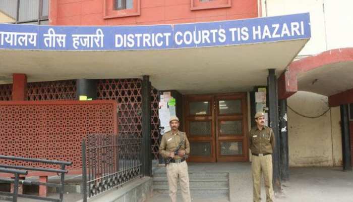 अब तीस हजारी कोर्ट के बाथरूम में मिली युवक की गला कटी लाश, पुलिस मौके पर