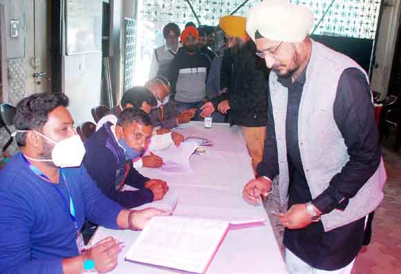 कड़ी सुरक्षा के बीच किया मताधिकार का प्रयोग