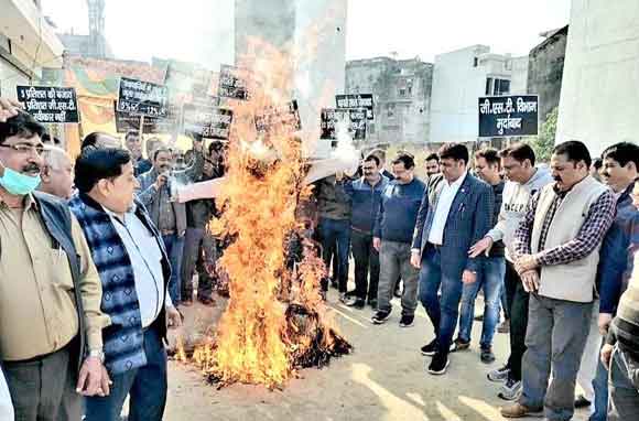 व्यापारियों ने फूंका जीएसटी का पुतला