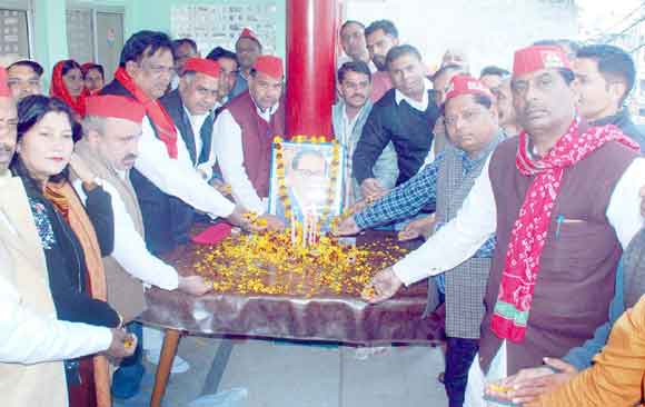 महापरिनिर्वाण दिवस पर सपाइयों ने किया डा. अम्बेडकर का भावपूर्ण स्मरण