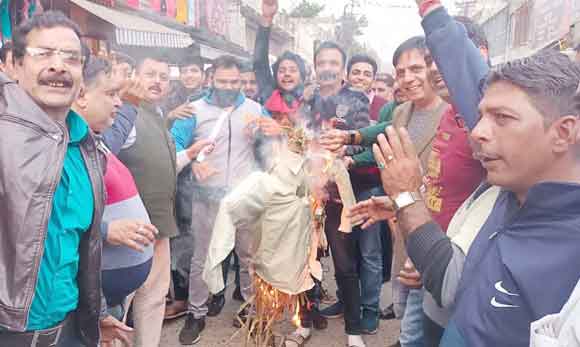 कपड़ा व्यापारियों ने फूंका केंद्रीय वित्तमंत्री का पुतला