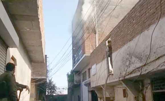लकड़ी के कारखाने में लगी आग, लाखों का सामान जलकर राख