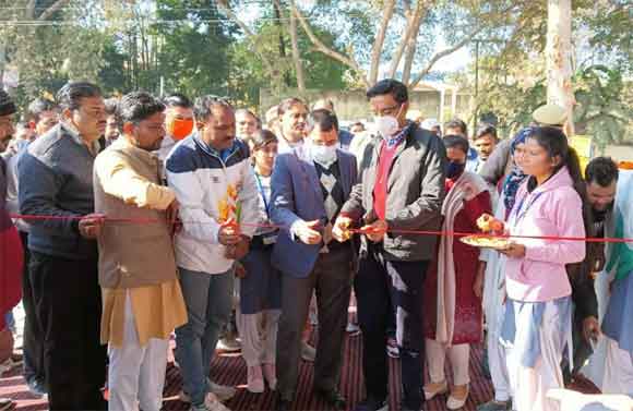 मण्डलायुक्त ने पुवांरका में किया व्यायाम शाला का उद्घाटन