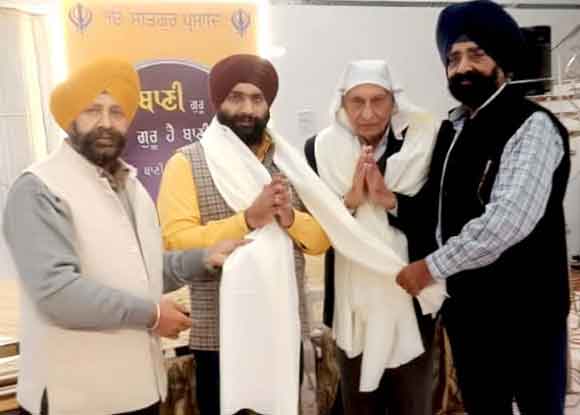 गुरुद्वारा श्री गुरुनानक सभा के प्रधान व सचिव को किया समान्नित।