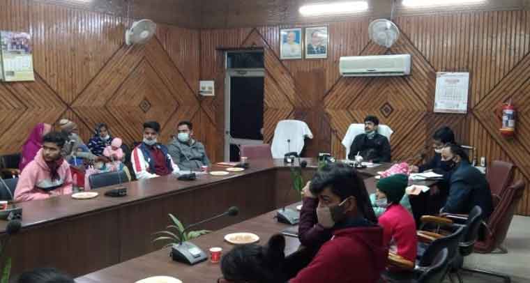 अपने माता पिता को खो चुके बच्चों को किसी प्रकार की  समस्या न हो – जिलाधिकारी