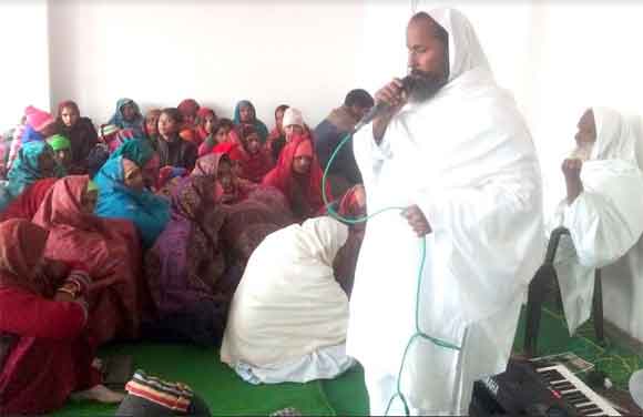 सतसंग में आने से आदमी में अच्छे विचार आते हैं और बुरे विचार खत्म हो जाते हैं: योगी जी महाराज