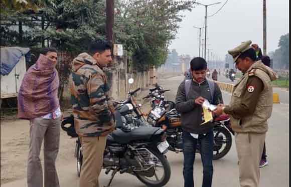 देवीकुण्ड रोड पर बेवजह बाईको पर घूम रहे युवको पर चला -पुलिस का डंडा, युवको में मचा हडकंप