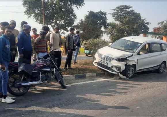स्टेट हाईवे पर अनियंत्रित कार ने बाइक को मारी टक्कर, ग्रामीण की मौत
