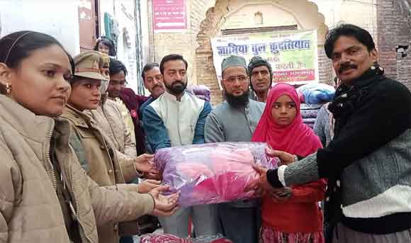 सर्दी के मौसम में ठंड से बचाव हेतु गरीबों कंम्बल एवं लिहाफ वितरण किए गए