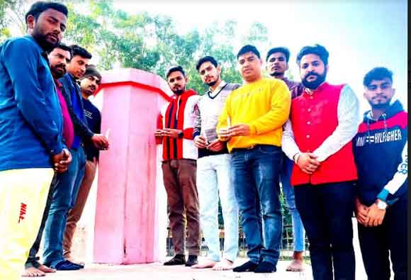 भाजयुमो के कार्यकर्ताओं ने सीडीएस विपिन रावत सहित शहीद जवानो की मौत पर दुख जताया।