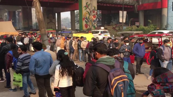प्रतिबंध के बाद Delhi Metro स्टेशन के बाहर लंबी लाइन, बस स्टॉप पर बढ़ी भीड़