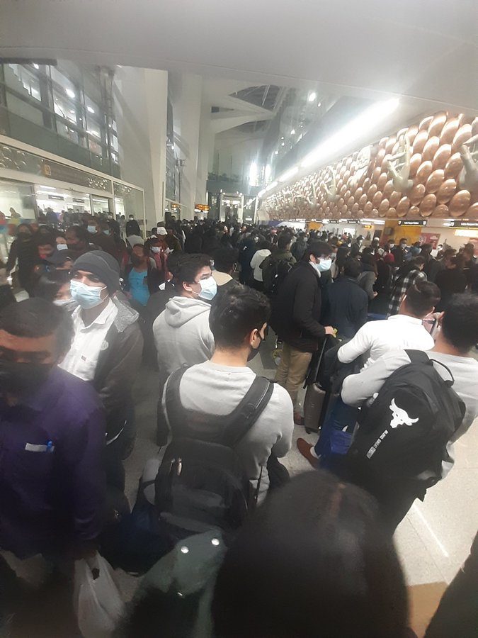 Omicron : ये रेलवे स्टेशन नहीं है जनाब, Delhi का इंटरनेशनल एयरपोर्ट है