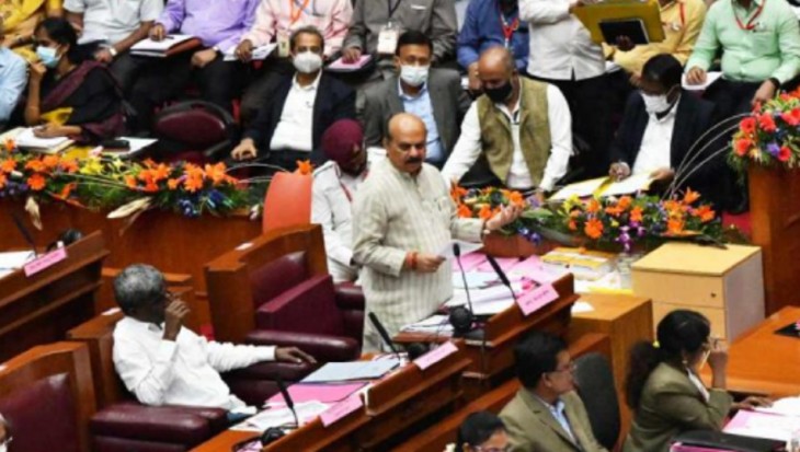 कर्नाटक में धर्मांतरण विरोधी विधेयक मंजूर, बैकफुट पर रही कांग्रेस