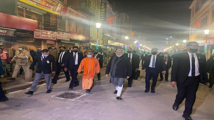 आधी रात काशी की सड़कों पर सीएम योगी संग निकले पीएम मोदी