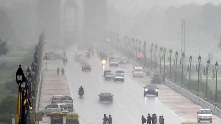 दिल्ली में बारिश ने बढ़ाई ठंड, 2 दिनों तक हल्की बारिश की संभावना