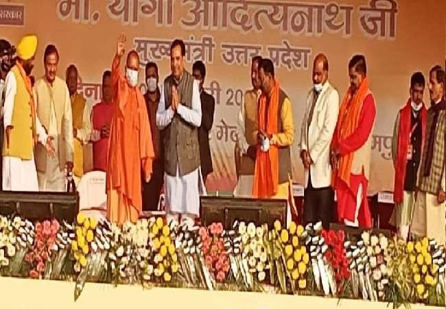 रामपुर में बोले सीएम योगी आदित्‍यनाथ, सपा सरकार में युवाओं को म‍िला धोखा, चाचा-भतीजा करते थे लूट