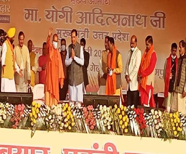 रामपुर में बोले सीएम योगी आदित्‍यनाथ, सपा सरकार में युवाओं को म‍िला धोखा, चाचा-भतीजा करते थे लूट