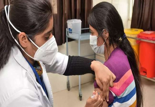 15-18 वर्ष के आयुवर्ग का वैक्‍सीनेशन कल से होगा शुरू, तीन लाख से अधिक ने कराया रजिस्‍ट्रेशन, जानें- पूरा प्रोसेस