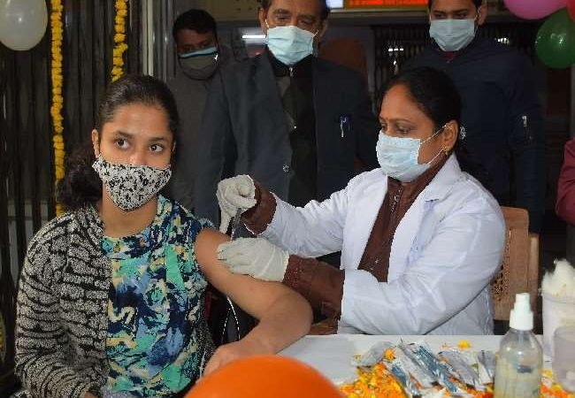 यूपी में कोविड वैक्सीन लगवाने को स्कूल से मिलेगी दो दिन की छुट्टी, पहले दिन 1.62 लाख किशोरों ने लगवाया टीका