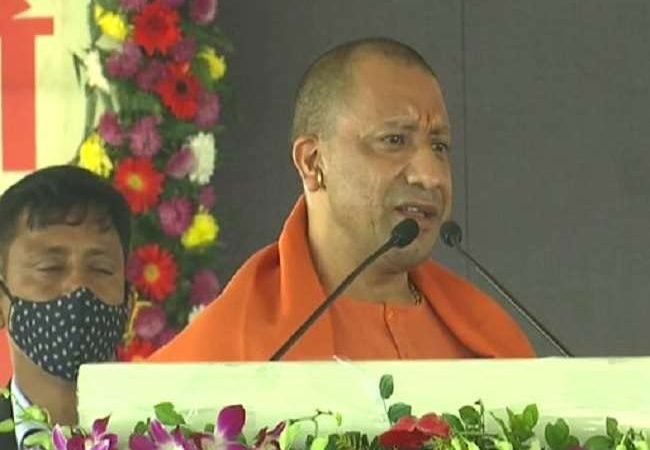 अलीगढ़ में सीएम योगी का तंज- ‘सपने में कृष्ण सरकार बनाने नहीं, बबुआ को कोसने आते हैं’