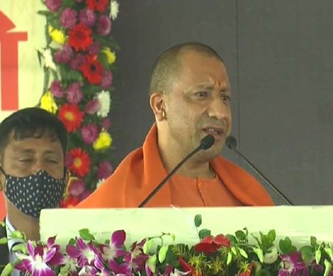 अलीगढ़ में सीएम योगी का तंज- ‘सपने में कृष्ण सरकार बनाने नहीं, बबुआ को कोसने आते हैं’
