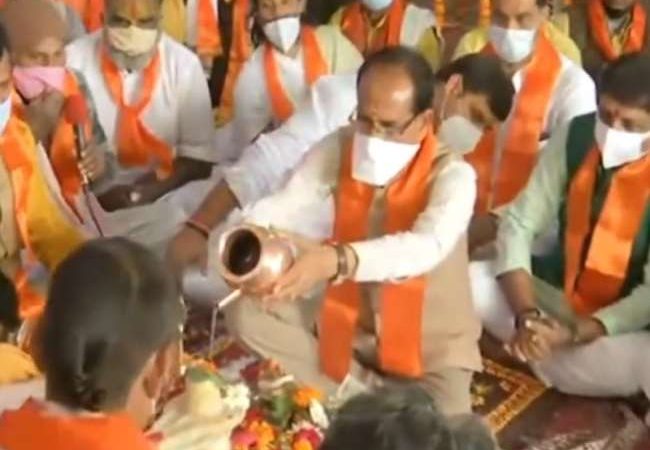 पीएम मोदी की दीर्घायु के लिए मप्र के सीएम शिवराज सिंह चौहान ने किया महामृत्युंजय जाप