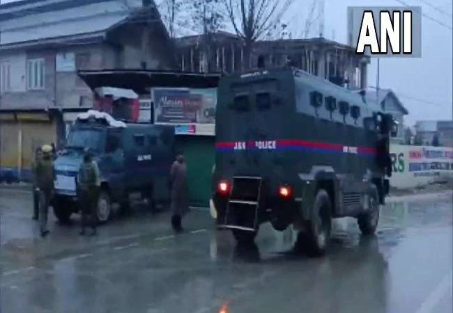 Budgam Encounter : आत्मसमर्पण करने को नहीं माने जैश-ए-मोहम्मद के आतंकी, सुरक्षाबलों ने तीनों को किया ढेर