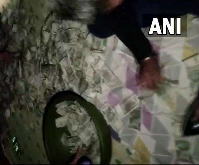 दमोह के शराब कारोबारी के घर आयकर का छापा, 9 करोड़ नकद के साथ 3 किलो सोने-चांदी के गहने जब्त