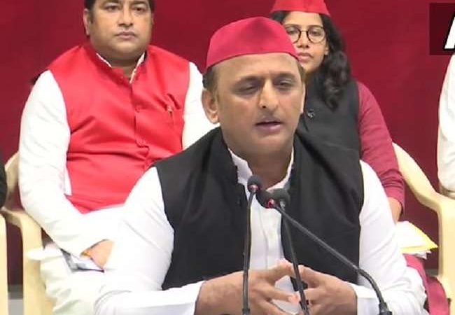 अखिलेश यादव की घोषणा, सरकार बनने पर छात्रों को लैपटाप देने के साथ पढ़ने के लिए विदेश भी भेजेंगे
