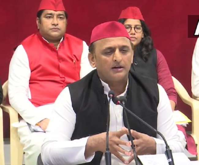 अखिलेश यादव की घोषणा, सरकार बनने पर छात्रों को लैपटाप देने के साथ पढ़ने के लिए विदेश भी भेजेंगे