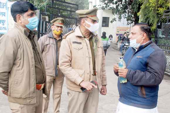 अधिकारियों के आश्वासन पर किया आत्महत्या का कार्यक्रम स्थगित
