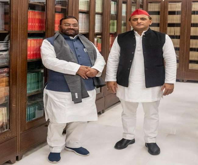 अखिलेश यादव से मुलाकात के बाद कैबिनेट मंत्री स्वामी प्रसाद मौर्या का योगी आदित्यनाथ सरकार से इस्तीफा