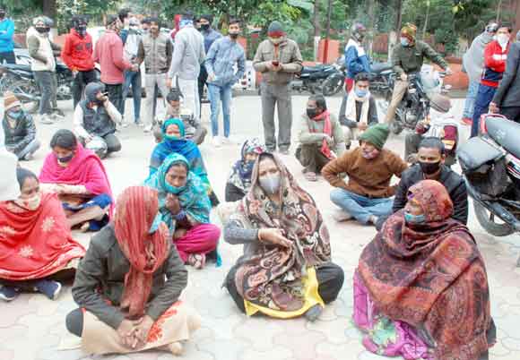 महिला की मौत पर आक्रोशित परिजनों ने सीएमओ कार्यालय पर दिया धरना