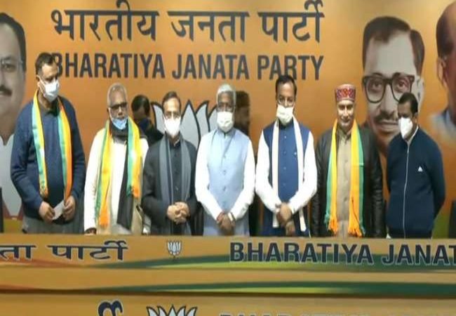 यूपी में कांग्रेस और सपा को बड़ा झटका, विधायक नरेश सैनी और हरिओम यादव भाजपा में शामिल