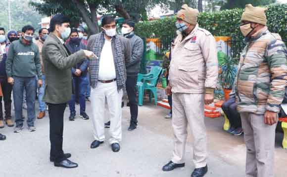 डीएम व नगरायुक्त ने किया कोविड कंट्रोल रुम का निरीक्षण