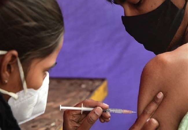 Covid Vaccination: किशोरों को टीकाकरण अभियान के 10 दिन पूरे, 3 करोड़ बच्चों को दी गई पहली डोज