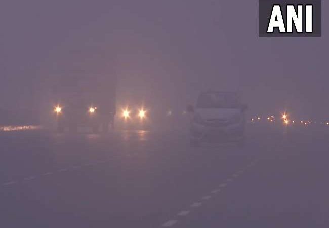 दिल्ली-एनसीआर में छाई कोहरे की चादर, कम विजिबिलिटी ने बढ़ाई वाहन चालकों की परेशानी