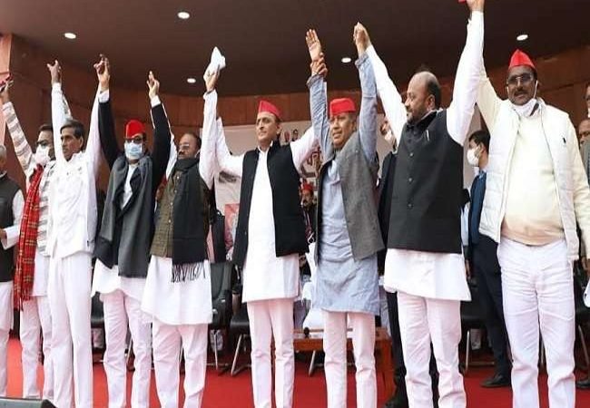 स्वामी प्रसाद मौर्य व धर्म सिंह सैनी अपने समर्थकों के साथ समाजवादी पार्टी में शामिल, भाजपा पर बोला हमला