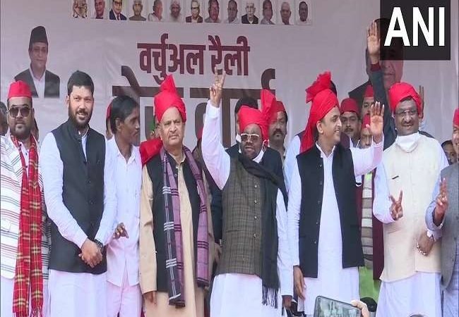 अखिलेश यादव और स्वामी प्रसाद मौर्य की ‘वर्चुअल रैली’ में ताक पर कोरोना के नियम, महामारी एक्ट के तहत एफआईआर दर्ज