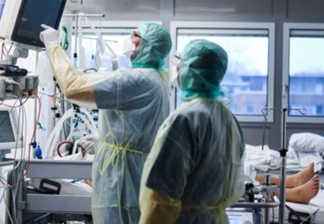 दिल्‍ली और मुंबई में थोड़ी धीमी हुई कोरोना की रफ्तार लेकिन उत्‍तर प्रदेश समेत कई राज्‍यों में डरा रही तीसरी लहर