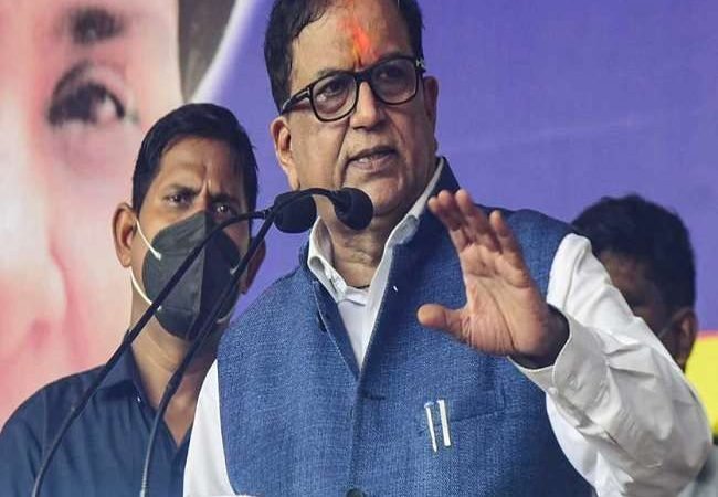 यूपी चुनाव 2022ः बसपा ने स्वामी प्रसाद मौर्य पर कसा तंज, कहा- सपा को गाली देने वाले उसकी ही गोद में जा बैठे