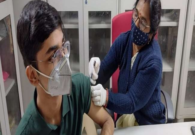 12 दिन में करीब 43 प्रतिशत किशोरों को पहली डोज, 65 करोड़ से अधिक हुआ पूर्ण टीकाकरण