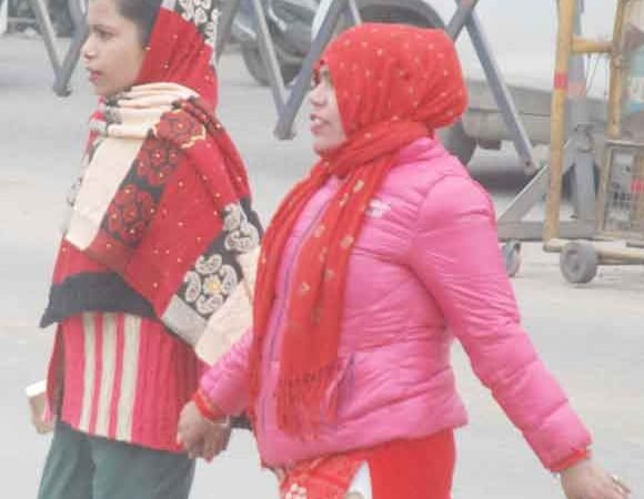 ठंडी हवाओं ने नागरिकों को कराया ठंड का एहसास