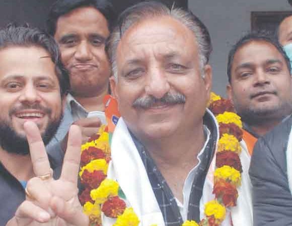 समर्थकों ने मिठाई खिलाकर किया खुशी का इजहार