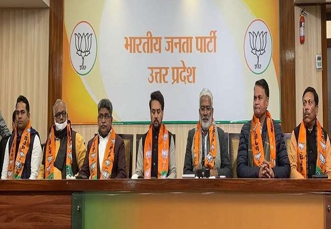 अब सपा के खेमे में खलबली, SP के एमएलसी घनश्याम लोधी और शैलेन्द्र सिंह के साथ राम बहादुर भाजपा में शामिल