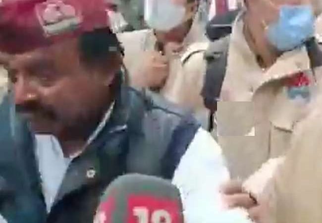 टिकट ना मिलने से निराश अलीगढ़ के समाजवादी पार्टी के नेता आदित्य ठाकुर ने किया आत्मदाह का प्रयास